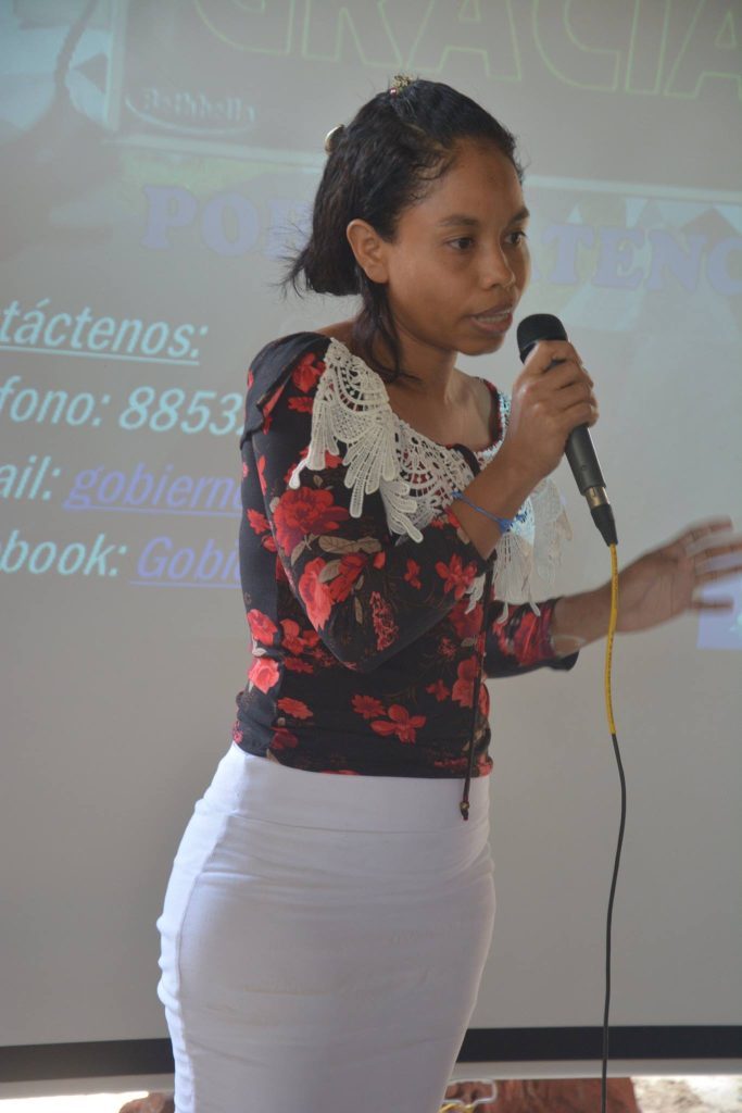 Aprende a comunicarte con impacto, desarrolla confianza y habilidades de oratoria para brillar en cualquier situación pública."
