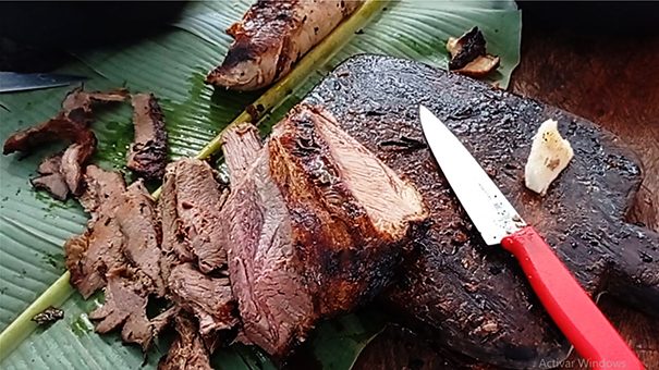 Como asar carne en un horno subterránero: una guía paso a paso